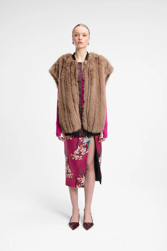 Smanicato in ecopelliccia con ricamo