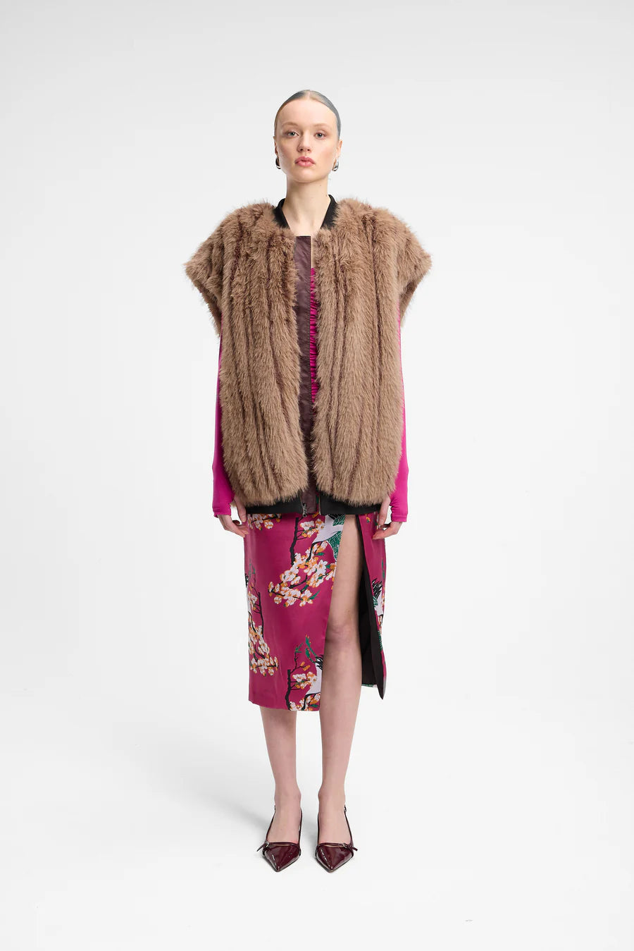 Smanicato in ecopelliccia con ricamo